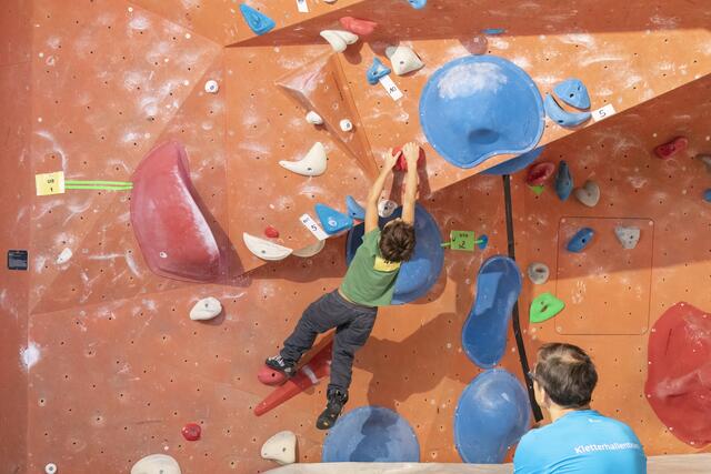 Manch wagemutige Boulderroute wurde beim Spiders-Cup bezwungen. Bouldern bedeutet Klettern in Absprunghöhe.  | Foto: Harald Grill