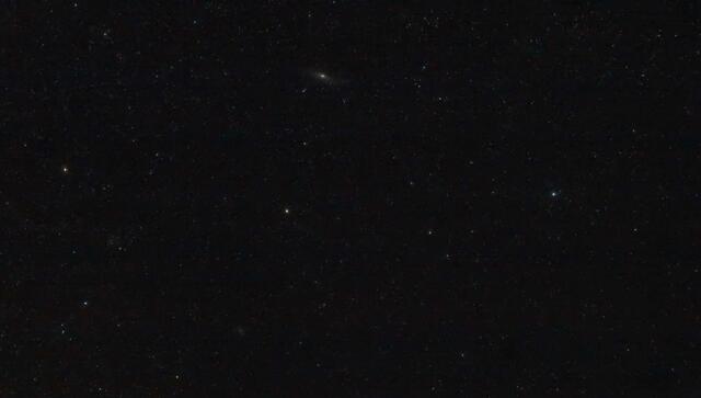 Mit dem freien Auge sieht man ein kleines Glühwölkchen dort wo die Andromedagalaxie | Foto: Günter Kleinschuster