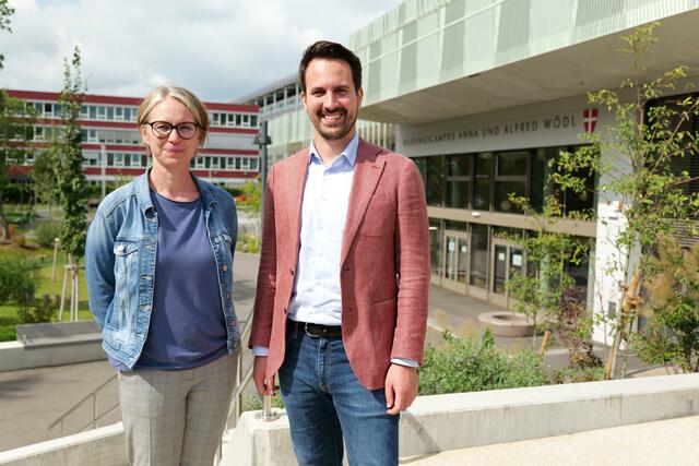 Bezirksvorsteherin Michaela Schüchner (SPÖ) und Bildungsstadtrat Christoph Wiederkehr (Neos) bei der feierlichen Umbenennung. | Foto: mas