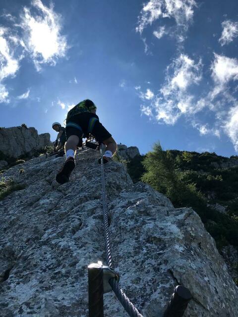 Hoch hinaus: LehrlingsRedakteur Fabian Tanasa hat für uns Klettersteige im Bezirk getestet. Hier ist er auf der Katrin in Bad Ischl unterwegs. | Foto: Fabian Tanase