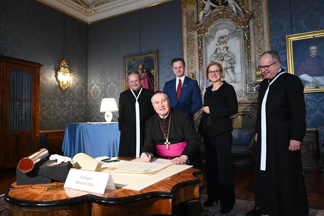 Unterzeichnung der Zeitkapsel zu Leopoldi 2022 | Foto: Stift Klosterneuburg/Walter Hanzmann