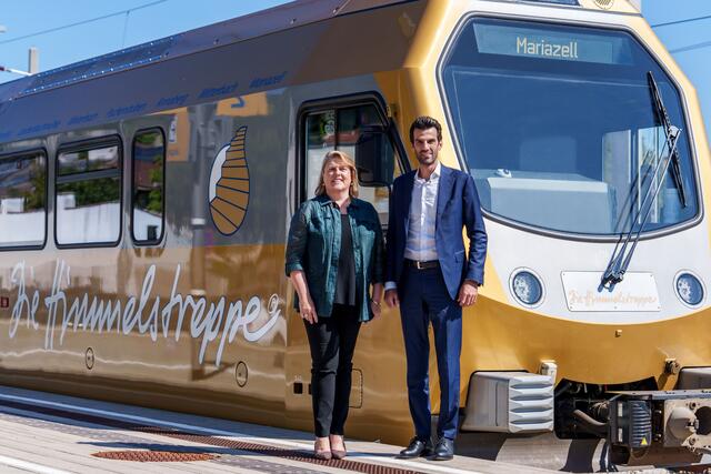  LH-Stellvertreter Udo Landbauer und Niederösterreich Bahnen Geschäftsführerin Barbara Komarek. 

 | Foto: (©NB/Bollwein)