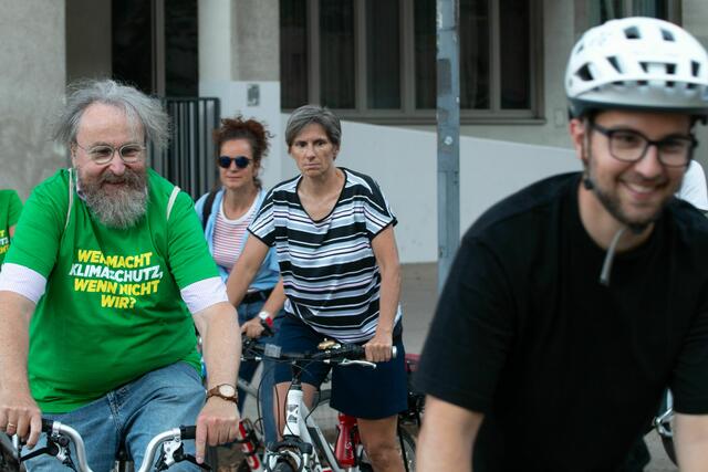 Bezirksrat Heinz Flickschuh, Gemeinderat Kilian Stark gemeinsam mit Radfarherinnen. | Foto: Grüne 12