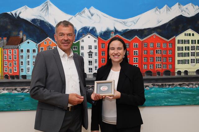 Bürgermeister Georg Willi heißt seine Amtskollegin Benjamina Karić im Namen der Stadt Innsbruck herzlich willkommen | Foto: IKM/Steinacker