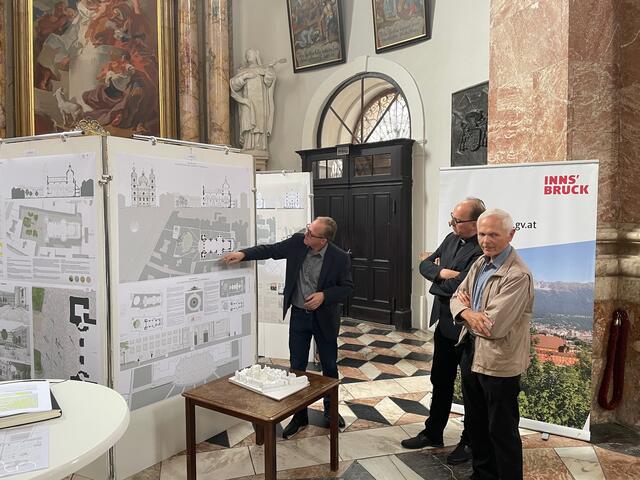 Architekt Bernhard Berger erklärt sein Siegerprojekt | Foto: BezirksBlätter