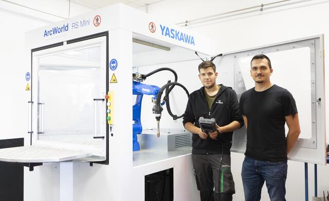 LehrlingsRedakteur Lukas Hagler mit Metalltechniker Klaus Dittenberger. (v.l.) | Foto: Pöttinger Landtechnik GmbH
