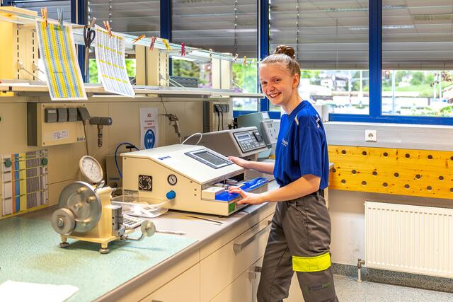 Vanessa Graf ist Papiertechnikerin im 4. Lehrjahr. | Foto: TVB Traunsee-Almtal/brainpark