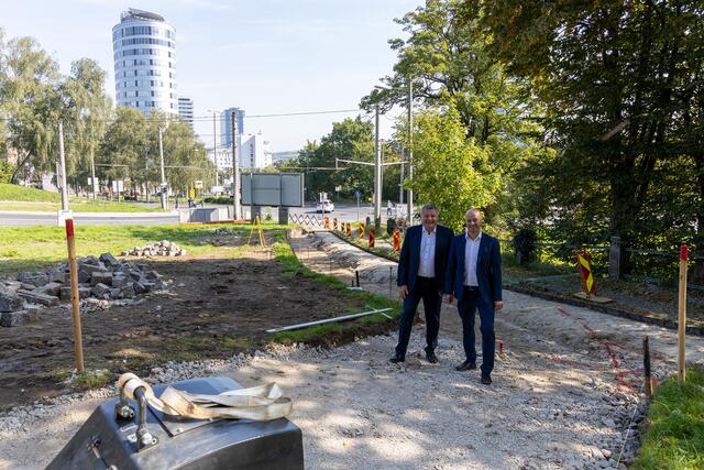 Durch den Abbruch der Häuser in der Waldeggstraße ist der Radweg für etwa sechs Monate nicht befahrbar. Deshalb wird aktuell ein Provisorium in der Niederreithstraße angelegt. Landesrat Günther Steinkellner (FPÖ) und Vizebürgermeister Martin Hajart (ÖVP) begutachteten heute die Baustelle. | Foto: Land OÖ/Andreas Krenn