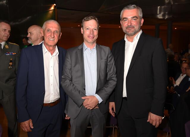 BFV-Präsident Günter Benkö, ÖFB-Geschäftsführer Thomas Hollerer und Landesrat Heinrich Dorner bei der Gala 100 Jahre BVF.  | Foto: Landesmedienservice Burgenland 