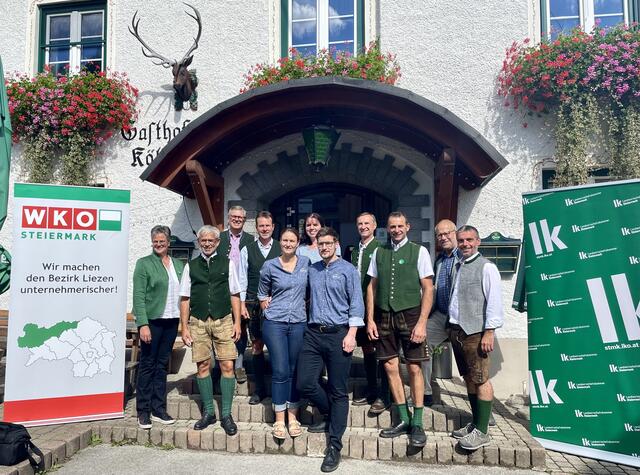Waren zu Besuch beim Gasthof Kölblwirt: Obmann der Landwirtschaftskammer, Peter Kettner (3. v. r.) und Kammersekretär Herwig Stocker (4. v. r), sowie von der WKO Regionalstellenobmann Egon Hierzegger (2. v. l) und Regionalstellenleiter Christian Hollinger (1. v. r.)  | Foto: Nathalie Polz