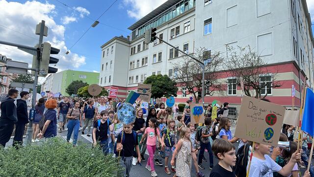 Mit dem Ausruf "Wir sind hier, wir sind laut, weil ihr uns die Zukunft klaut!" beteiligten sich auch zahlreiche Volksschülerinnen und -schüler an der Demo. | Foto: RegionalMedienSteiermark