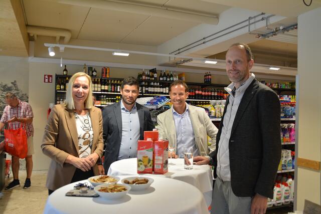 Bürgermeisterin Michaela Ofner, GF David Mölk, Vertriebsleiter Thomas Juen und stv. Ressortleiter Stephan Steinacher von M-Preis freuen sich über die neue Filiale.