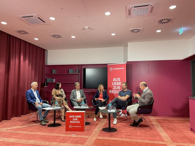 Landeshauptmann-Stellvertreterin im Burgenland Astrid Eisenkopf (2.v.l.), Johannes Pressl, Bürgermeister in NÖ, Präsident des nö Gemeindebundes (rechts), Helmut Gaugitsch, Experte für Biodiversität im Umweltbundesamt (3.v.l.), Martin Heintel, Geograph und Regionalentwickler an der Universität Wien (ganz links), Johannes Wesemann, Initiator und GründeChefredakteurin der RegionalMedien Austria. | Foto: Georg Hitsch