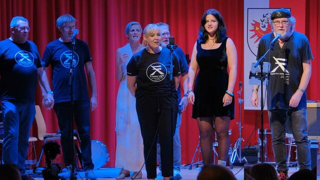 Die Frizzey Light Band mit „Let us be one".