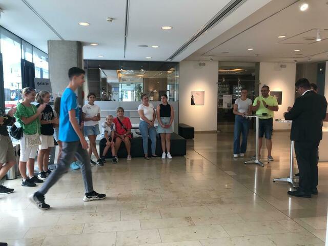 Eltern und Kinder bei der Übergabe | Foto: Jugendpalette