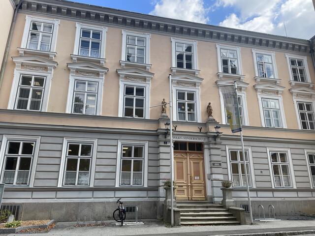 Frontansicht des Volksschulgebäudes im Zentrum von Groß Siegharts | Foto: Daniel Schmidt