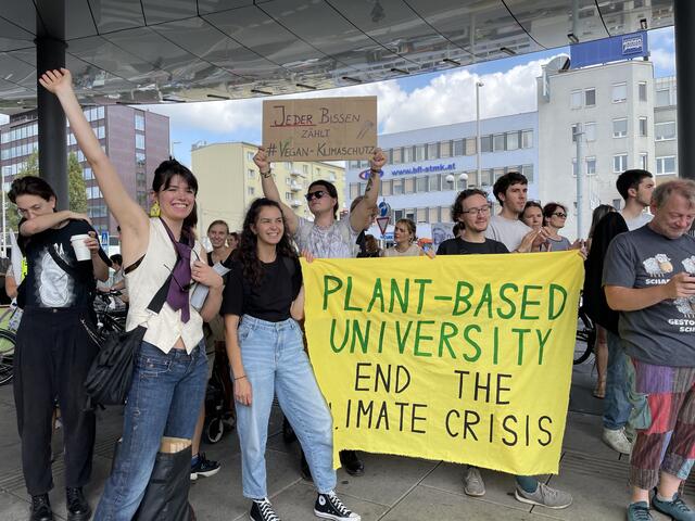 Für Veganismus im Zeichen der Klimakrise positionierten sich unter anderem Studierende aus Graz beim globalen Klimastreik.  | Foto: RegionalMedienSteiermark