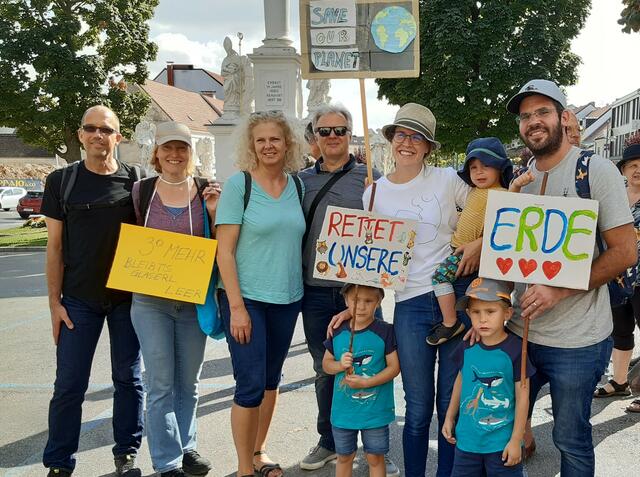 Hoffnung, Forderungen und viele Schilder: Demonstration für effektive Maßnahmen zum Klimaschutz in Mistelbach bei der Fridays For Future Demo.