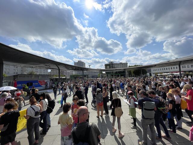 Angaben der Polizei zufolge versammelten sich am Freitag rund 800 Personen, um beim Klimastreik in Graz dabei zu sein. | Foto: RegionalMedienSteiermark