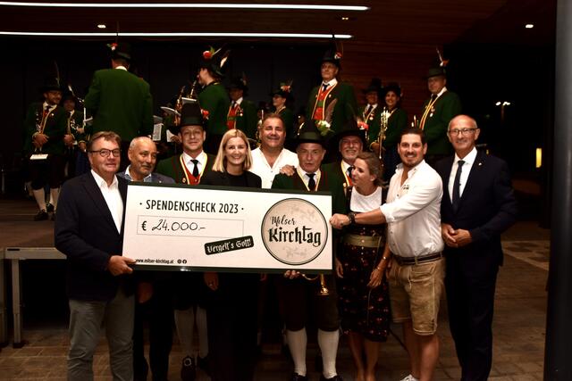 Der Milser Kirchtags- und Brauchtumverein übergaben den Spendenscheck in Höhe von 24.000 Euro an den Verein „Netzwerk Tirol hilft“. | Foto: Kendlbacher