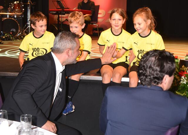 High Five mit Burgenlands Fußball-Nachwuchs: Landesrat Heinrich Dorner bei der Jubiläums-Gala 100 Jahre Burgenländischer Fußballverband.  | Foto: Landesmedienservice Burgenland 