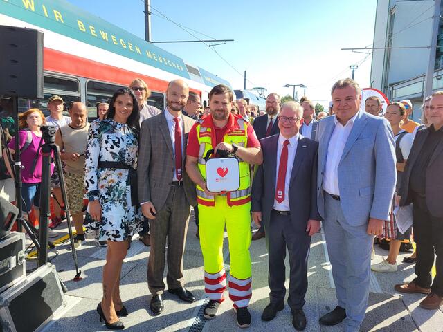 Ein halbautomatischer Defibrillator wurde an den Samariterbund Alkoven übergeben. | Foto: Samariterbund Alkoven