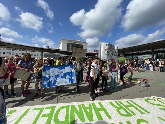 Mit selbst gestalteten Plakaten und Tafeln nahmen auch viele junge Schülerinnen und Schüler an der Demo teil.  | Foto: RegionalMedienSteiermark