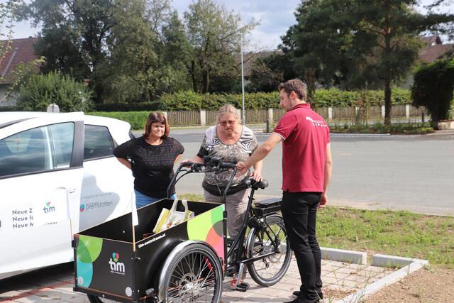 Das tim-Lastenrad der Gemeinde konnte vor Ort ausprobiert werden. | Foto: Edith Ertl