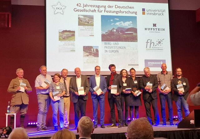 Präsentation des Tagungsbandes „Berg- und Passfestungen in Europa“ und Tagungseröffnung mit Alt-landeshauptmann DDr. Herwig van Staa – Fachhochschule Kufstein Tirol. 

 | Foto: Maria Reithberger