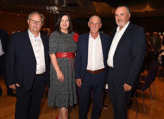 der frühere ÖFB-Präsident Gerhard Milletich, Landeshauptmann-Stellvertreterin Astrid Eisenkopf, BFV-Präsident Günter Benkö und Landeshauptmann Hans Peter Doskozil besuchten die Jubiläumsfeier 100 Jahre Burgenländischer Fußballverband.  | Foto: Landesmedienservice Burgenland 