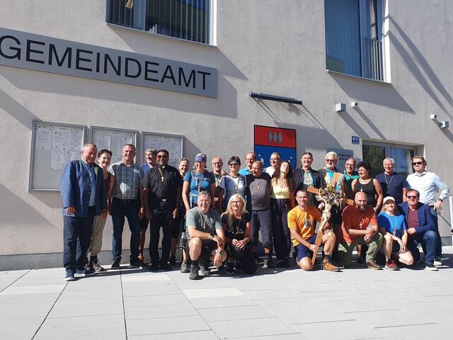 Links: Bürgermeister Bernhard Karnthaler, Vizebgm. Christoph Ramhofer und Pfarrer Pater Jomon; Rechts: Bürgermeister Matthias Weghofer (hockend) und Amtsleiter Christoph Kroyer mit den Wallfahrer vor dem Gemeindeamt in Lanzenkirchen. | Foto: Marktgemeinde Wiesen