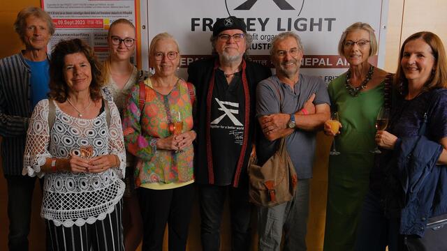SPONSOR Dieter Blümel rechts neben Frizzey - mit Freunden.