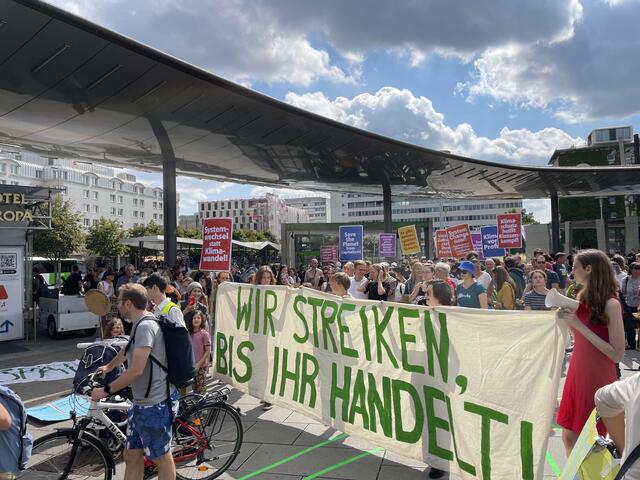 Gegen 12 Uhr startete der globale Klimastreik auf dem Europaplatz vor dem Grazer Hauptbahnhof. | Foto: RegionalMedienSteiermark