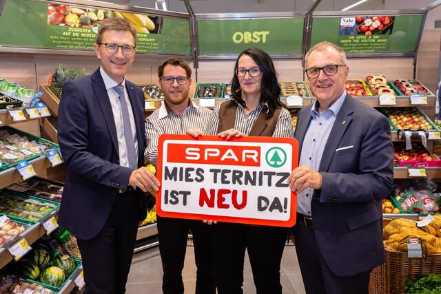 SPAR-Geschäftsführer Alois Huber, SPAR Kauffrau Heike Mies mit ihrem Partner Hubert Knebelreiter, Bürgermeister Rupert Dworak. | Foto: SPAR/Brunnbauer