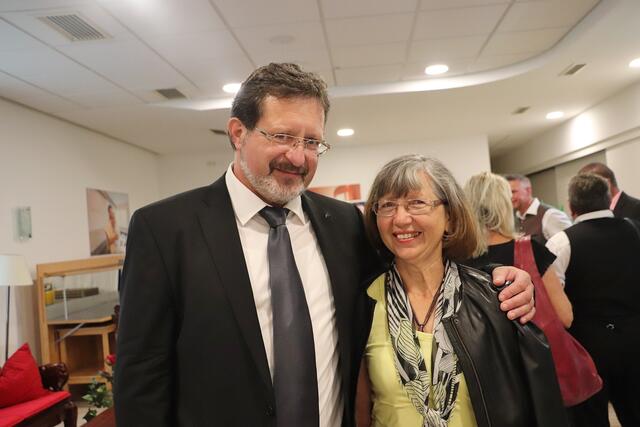 Herbert Karner, im Bild mit Gattin Renate, arbeitet seit 35 Jahren bei Sappi und wurde als einer von 181 Jubilaren in einem Festakt geehrt | Foto: Edith Ertl
