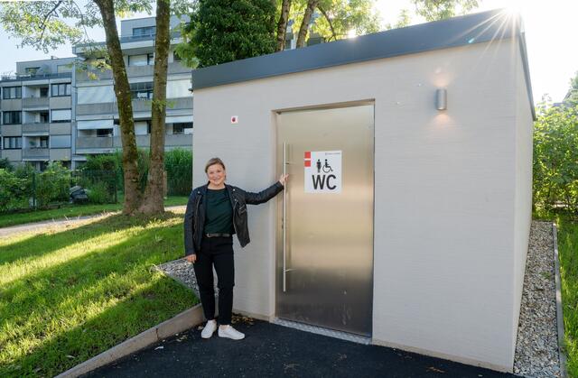 Baustadträtin Anna Schiester vor der neuen barrierefreien WC-Anlage beim Kinderspielplatz in Itzling.  | Foto: Stadt Salzburg/Alexander Killer 