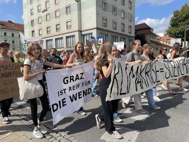 "Graz ist reif für die Wende" tragen zwei junge Frauen auf einem Banner. | Foto: RegionalMedienSteiermark