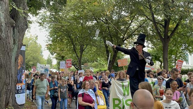 Nicht nur auf Schildern, auch in einer künstlerischen Darbietung übten die Grazer Demonstrierenden zum globalen Klimastreik am Freitag Kritik am Kapitalismus. | Foto: RegionalMedienSteiermark