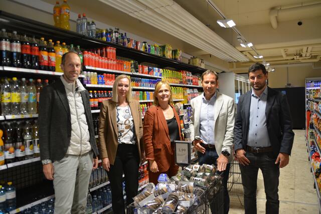 Der stv. Ressortleiter Stephan Steinacher von M-Preis, Bürgermeisterin Michaela Ofner, GF David Mölk, Sandra Pertl-Biegger und Vertriebsleiter Thomas Juen im neuen MiniM.