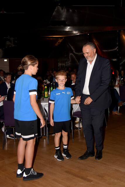 Landeshauptmann Hans Peter Doskozil wird von zwei Fußball-Nachwuchstalenten zur Bühne begleitet.  | Foto: Landesmedienservice Burgenland 