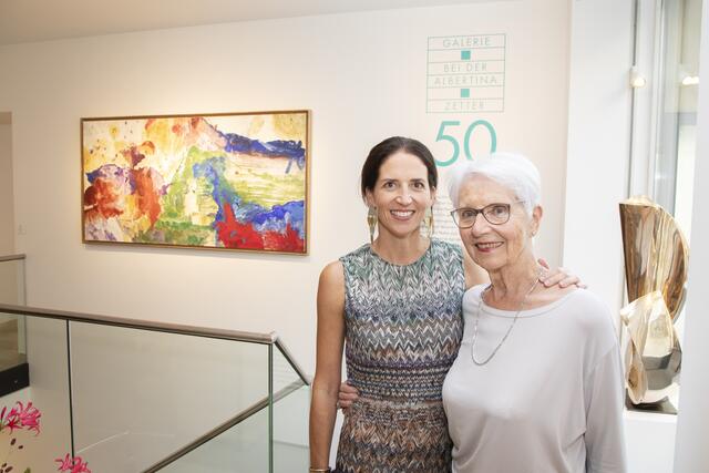 Die Galeristin Katharina Zetter-Karner und ihre Mutter sind ein gutes Team. | Foto: Jürgen Hammerschmid