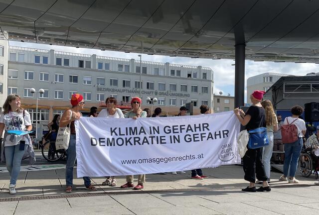 Ebenfalls mit dabei gewesen: die Grazer Omas gegen Rechts. | Foto: RegionalMedienSteiermark