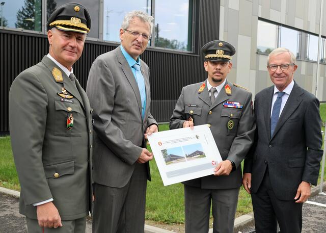 Die neue Regionalküche für das Bundesheer ist eröffnet. Militärkommandant Peter Schinnerl, Johannes Sailer vom Bundesministerium für Landesverteidigung, Bernd Keuschl vom Militärkommando und Landeshauptmann Wilfried Haslauer vor dem Neubau in der Schwarzenbergkaserne. | Foto: Bundesheer/Wolfgang Riedlsperger