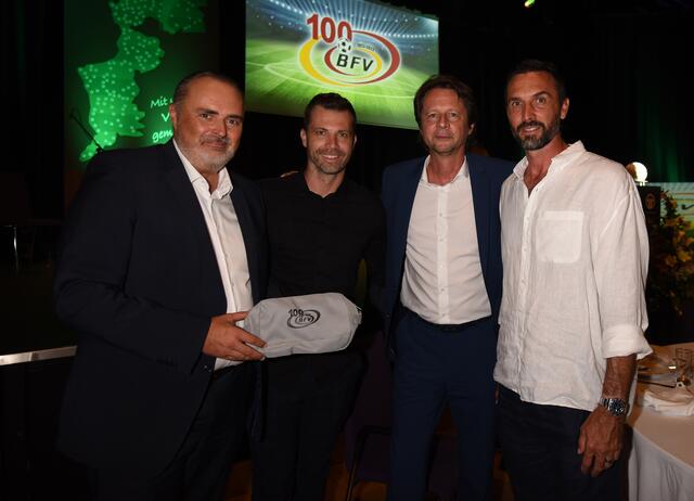 Landeshauptmann Hans Peter Doskozil, Ex-ÖFB-Teamkapitän Andreas Ivanschitz , ÖFB-Sportdirektor Peter Schöttl und der frühere ÖFB-Teamfußballer Martin Stranzl unterhielten sich bei der Gala 100 Jahre Burgenländischer Fußballverband.  | Foto: Landesmedienservice Burgenland 
