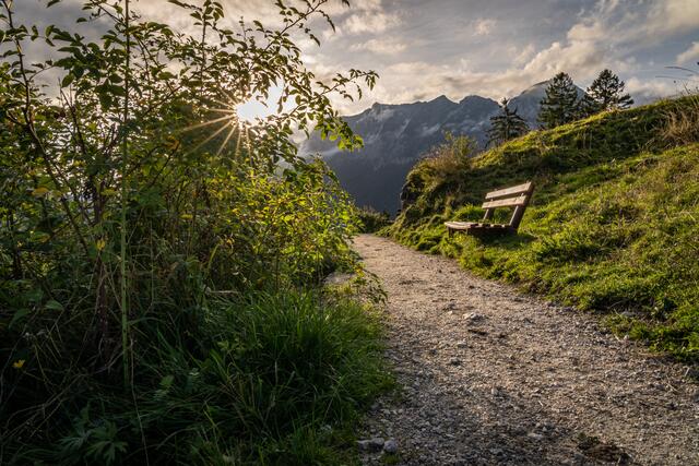 Der Soleleitungsweg in der Abenddämmerung – ein Wanderweg der besonderen Art. Er wird nicht umsonst auch als "Balkon des lieben Gottes" bezeichnet. | Foto: Bergerlebnis Berchtesgaden