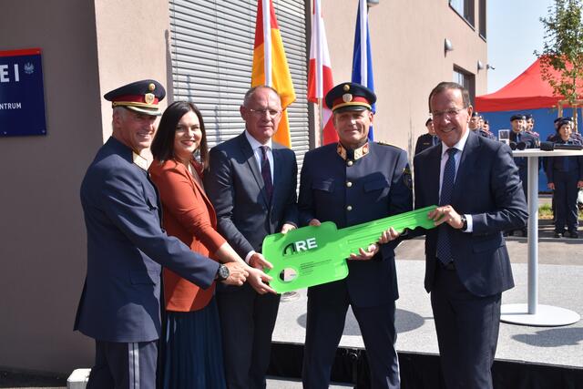 Offizielle Schlüsselübergabe.  | Foto: Stefan Schneider
