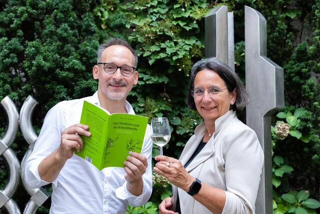 Ein Prosit aufs Nieshorn: Autor Wolfgang Schober und Stadtwein-Geschäftsführerin Gabi Blaschitz. | Foto: Konstantionov
