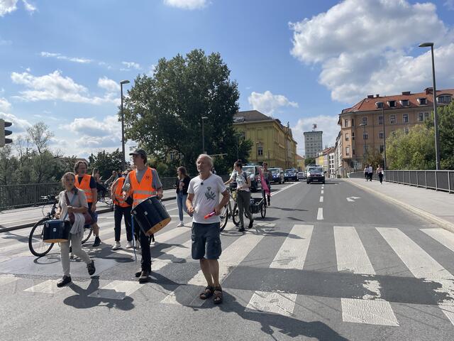 Schlusslicht des Straßenzuges bildeten Anhängerinnen und Anhänger der "Letzten Generation" und eine Polizeieskorte. | Foto: RegionalMedienSteiermark