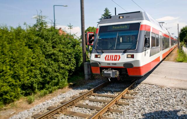Raimund Lindinger bedankt sich beim Zugpersonal der Linzer Lokalbahn für ihre Hilfe. | Foto: LILO