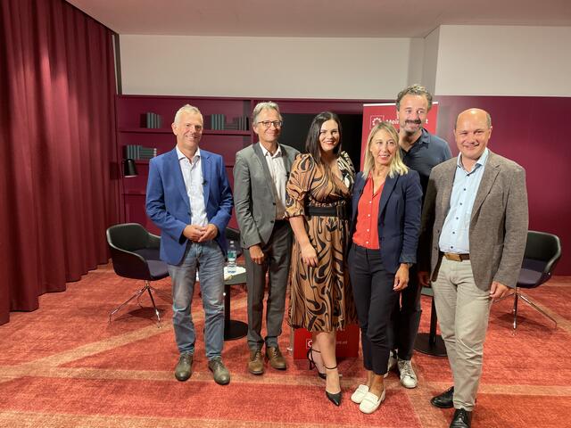 Gruppenbild nach der Diskussion. | Foto: RegionalMedien Austria